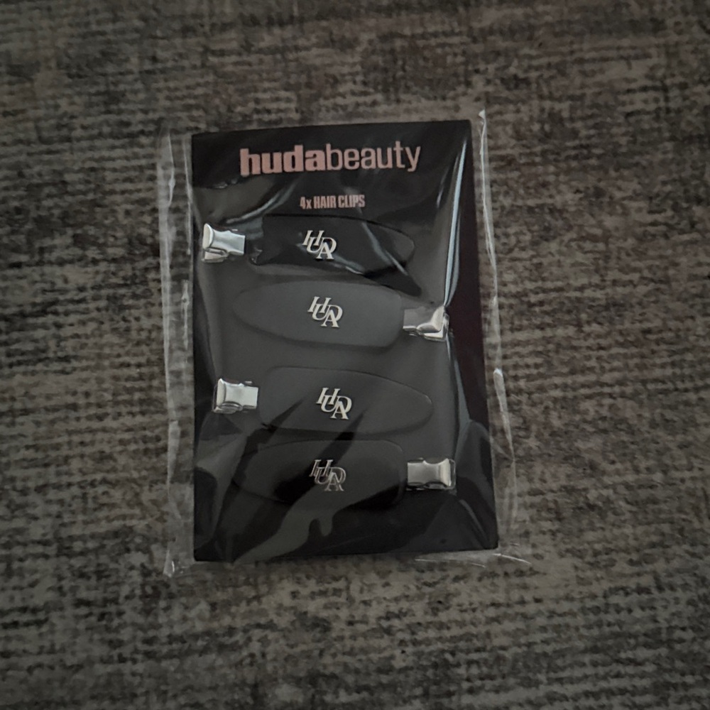 HUDA BEAUTY Elegant Black Hair Clips